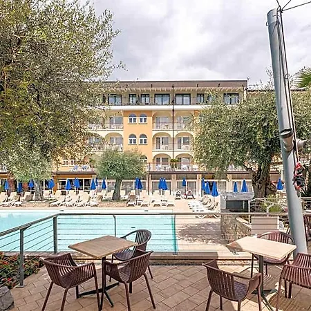 Отель Majestic Palace 4*